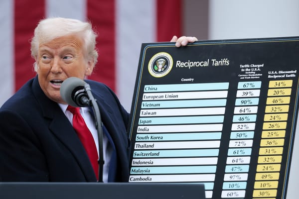 Thuế Quan Của Trump Có Thể Khiến Giá Máy Đào Bitcoin Rẻ Hơn Ngoài Mỹ