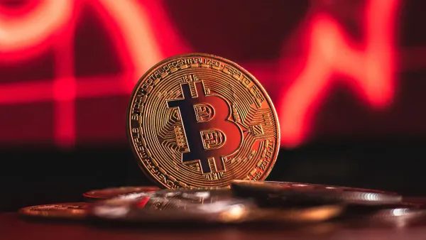Bitcoin giảm xuống dưới 104.000 USD do căng thẳng Nga–Ukraine, thị trường bước vào giai đoạn do dự